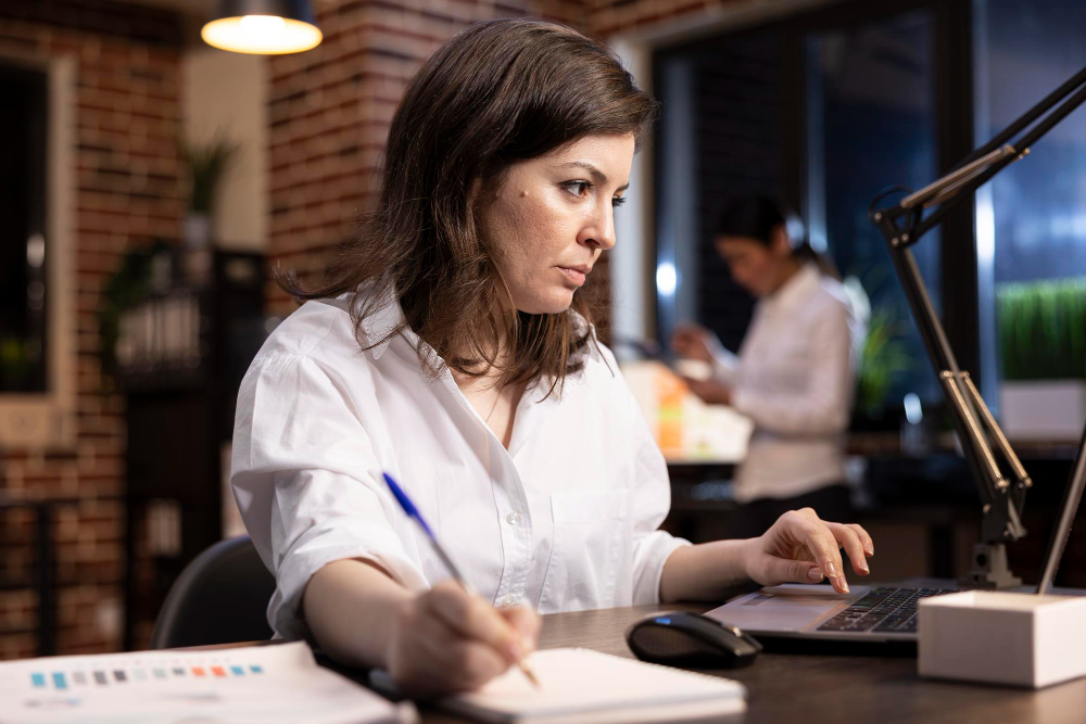 une femme travaillant dans la comptabilité