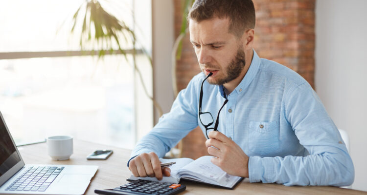 un homme travaillant sur des chiffres comptabilité