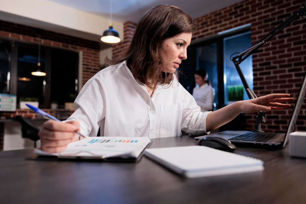 une femme travaillant sur des chiffres comptables