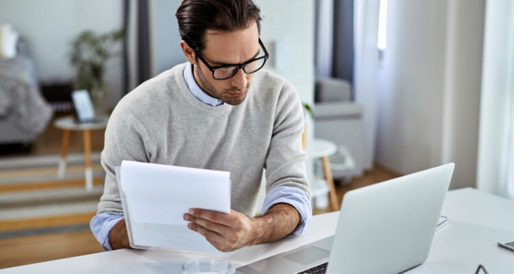 un gestionnaire de paie au travail