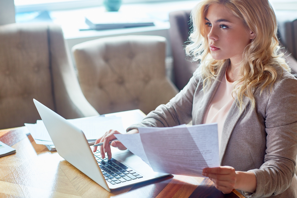 une gestionnaire de paie au travail