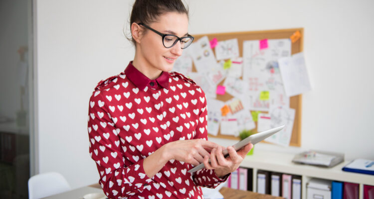 une jeune assistante marketing au travail