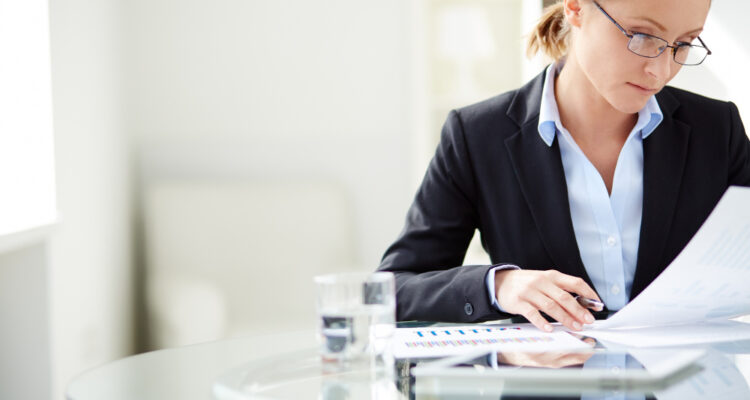 une juriste en entraprise à son bureau
