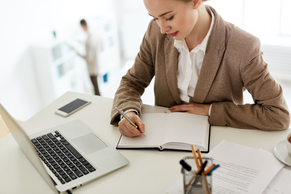 une secrétaire juridique travaillant à son bureau
