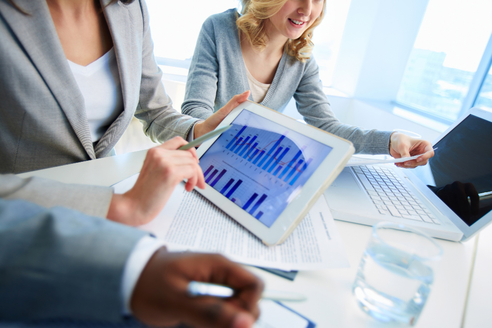 des personnes analysant des chiffres