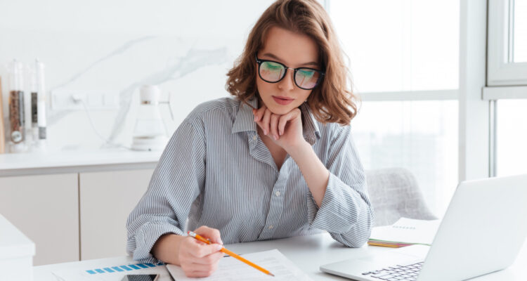 une femme comptable à son bureau