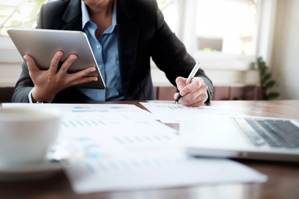 un comptable a son bureau