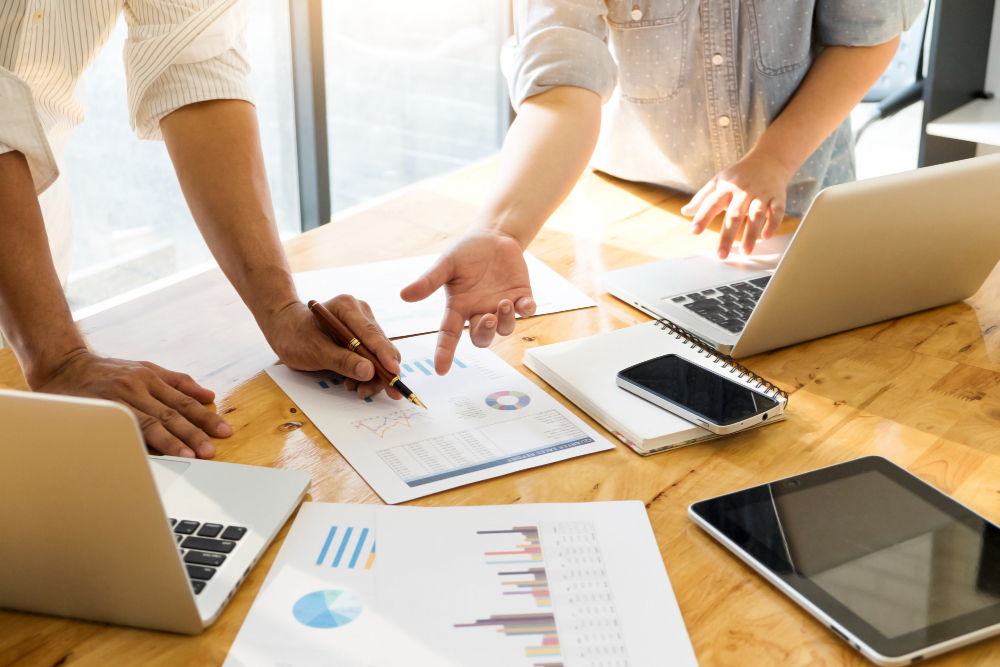 des personnes travaillant en marketing