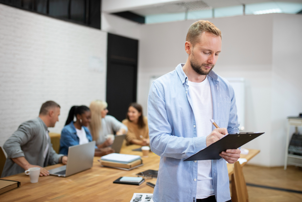 un controleur de gestion au bureau