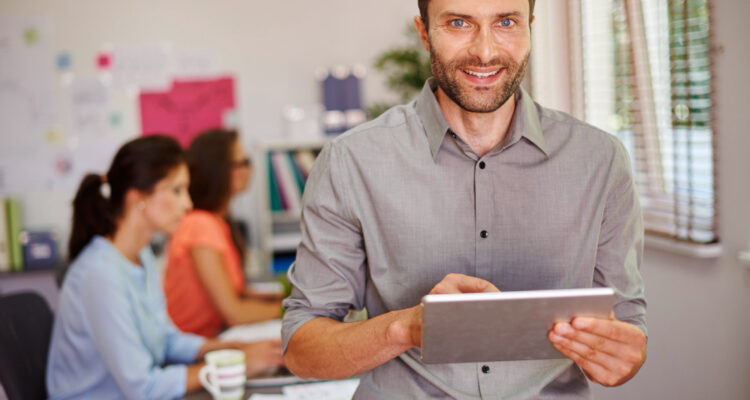un controleur de gestion au travail