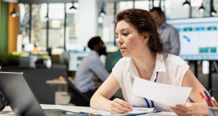 une femme apprenant avec une formation à distance