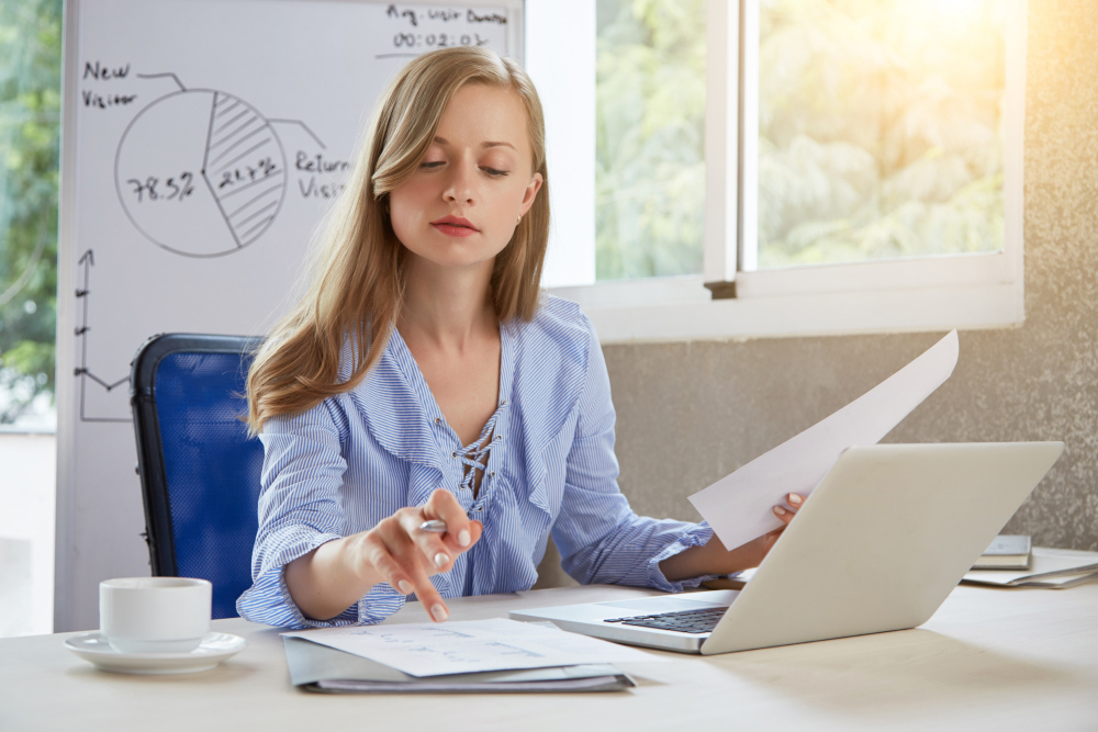 une jeune femme étudiant la comptabilité à distance