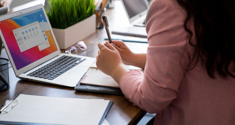 une femme apprenant le marketing a distance depuis son ordinateur