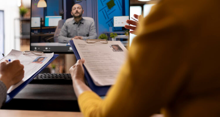 une personne se formant aux ressources humaines à distance