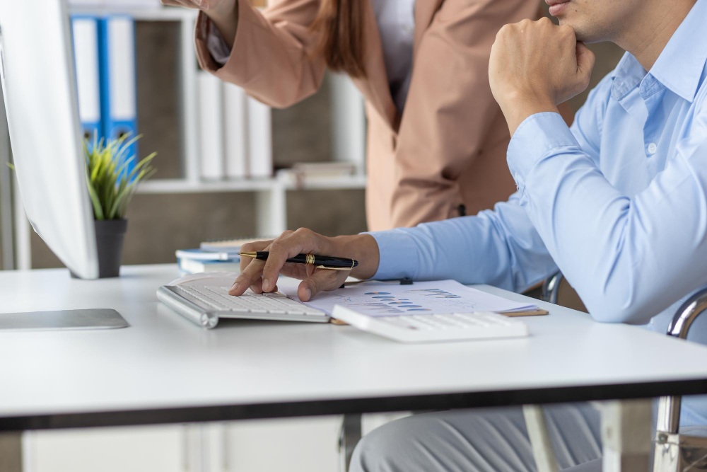des personnes travaillant sur de la comptabilité