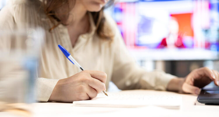 une femme travaillant sur son bureau