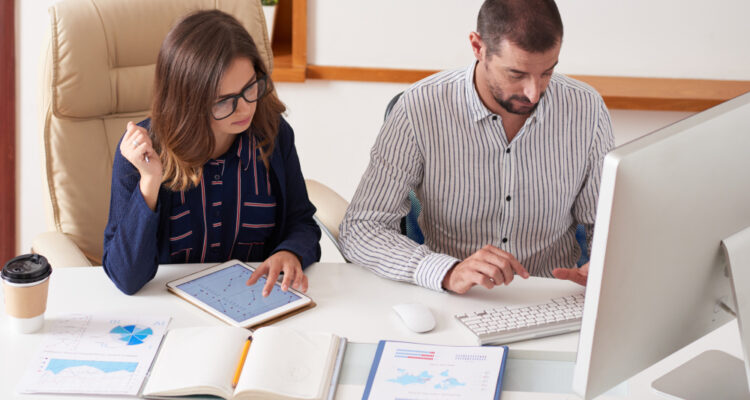 deux personnes travaillant sur de la comptabilité