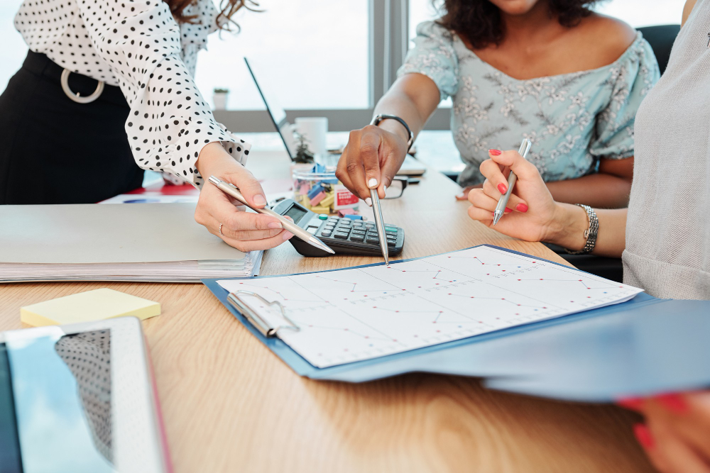des personnes travaillant sur des chiffres comptable en entreprise