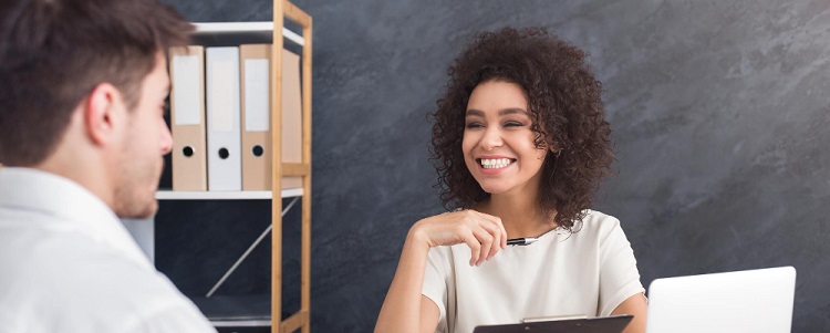 une assistante RH souriante pendant un entretien