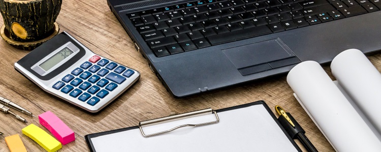 des outils pour la comptabilité sur un bureau