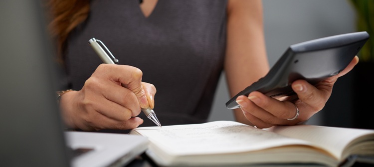 une femme calculant des salaires
