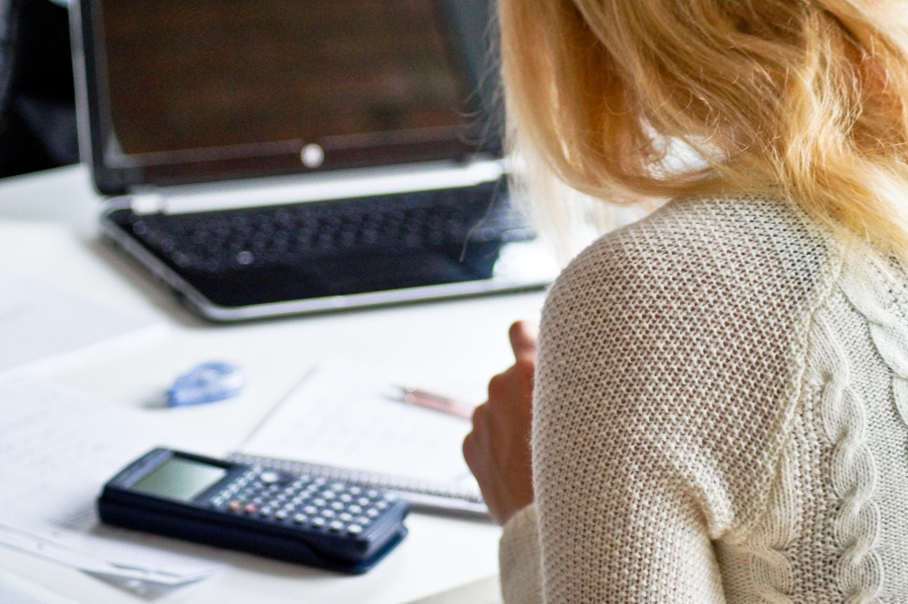 une femme comptable au travail