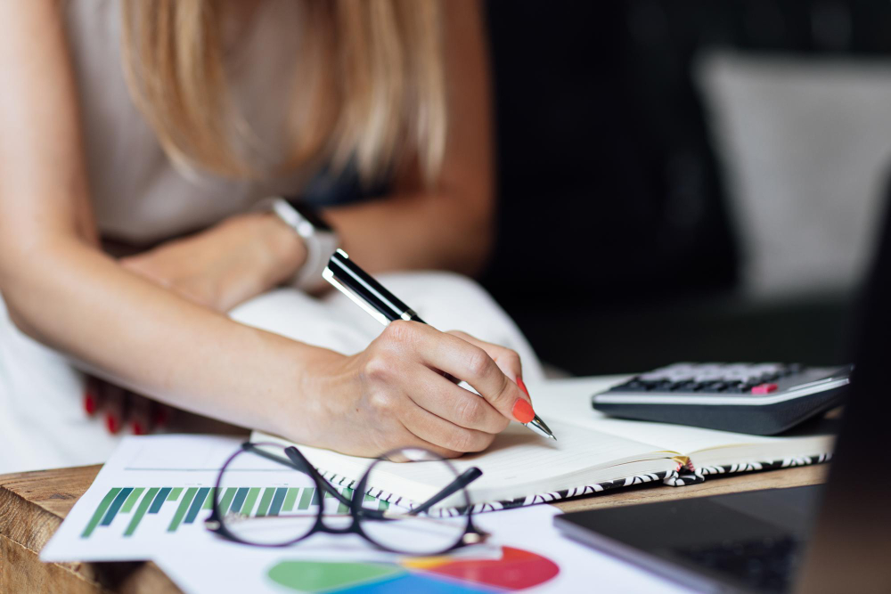 une personne travaillant sur des chiffres comptables