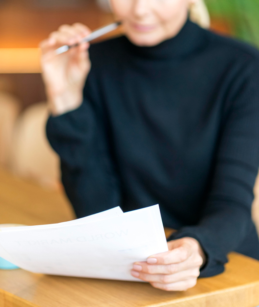 une personne lisant une lettre de motivation
